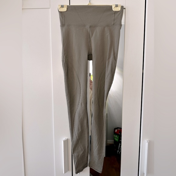 Lululemon Reveal 7/8 legging size 6 - Picture 1 of 5